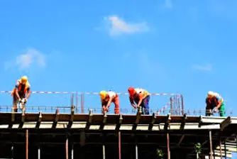 Всеки работещ в България произвежда средно 15.7 лв. на час