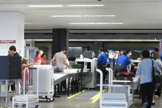Пътници оставят стотици хиляди долари в дребни пари по летищата