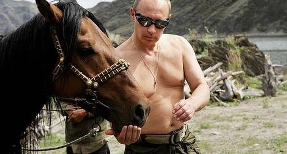 Путин язди гол до кръста в мъжествена „фотосесия"