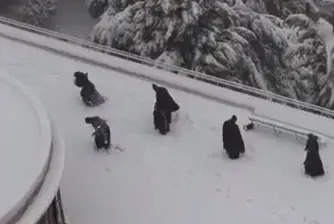 Монаси се замерват със снежни топки (видео)