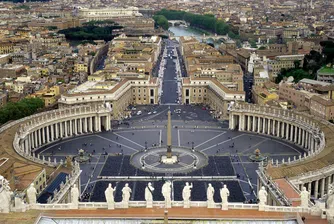 Кардиналите в луксозна резиденция по време на конклава