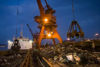 Надежда за блокираните край Пакистан български моряци
