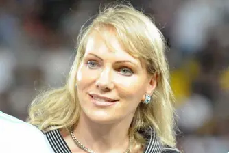 53-годишна милиардерка чака близначки