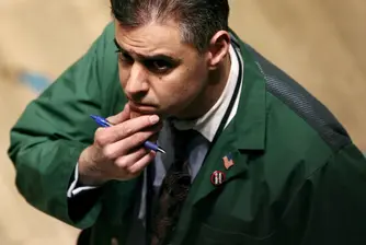 Предпазливост преди наситена с макро новини седмица