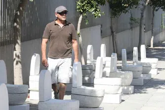 20 фалшиви тоалетни чинии пред Централната банка на Кипър