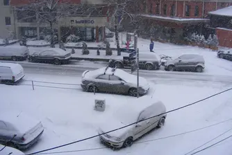 Мартенският сняг остави 64 населени места без ток