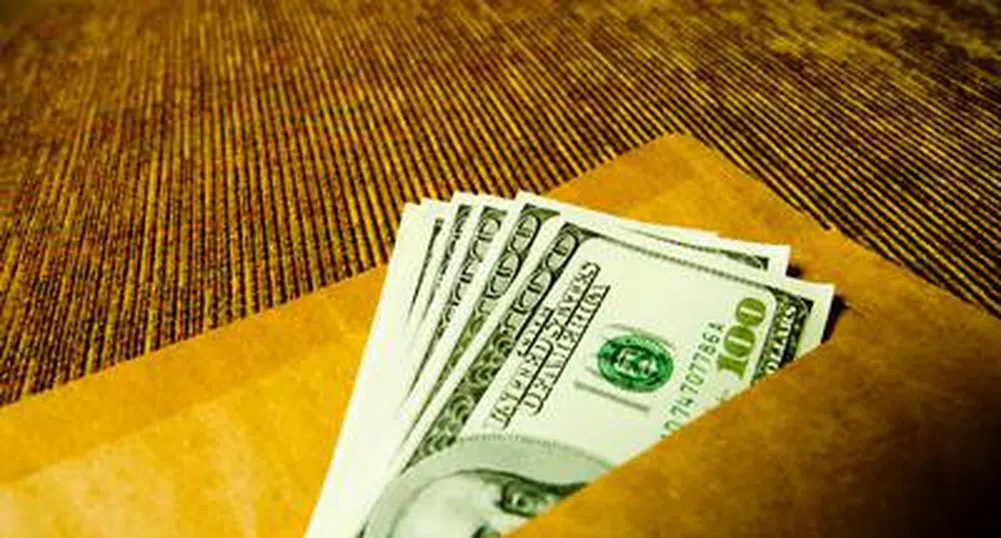 Канадските власти издирват китайския Уорън Бъфет