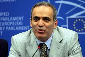 Гари Каспаров избяга от Русия