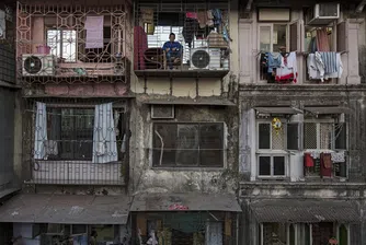 Тези хора живеят на по-малко от 20 кв. м