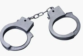 Застрахователна измама с два луксозни мерцедеса