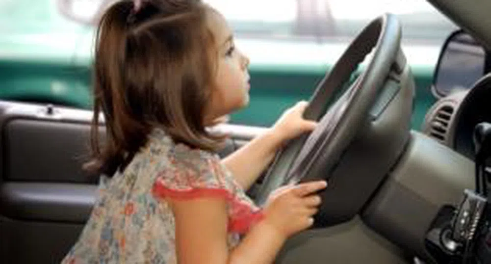 Децата в ОАЕ сядат зад волана на 5 годинки