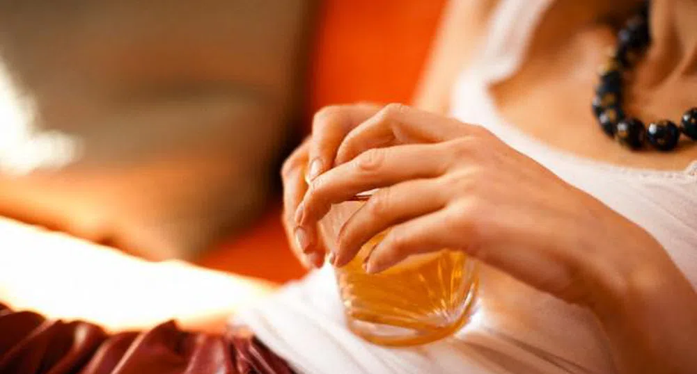 Работата в офис е виновна, ако посегнем към чашката