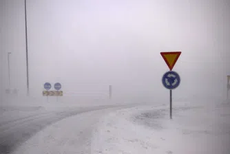 Тежка обстановка в страната, 25 хиляди абонати без ток