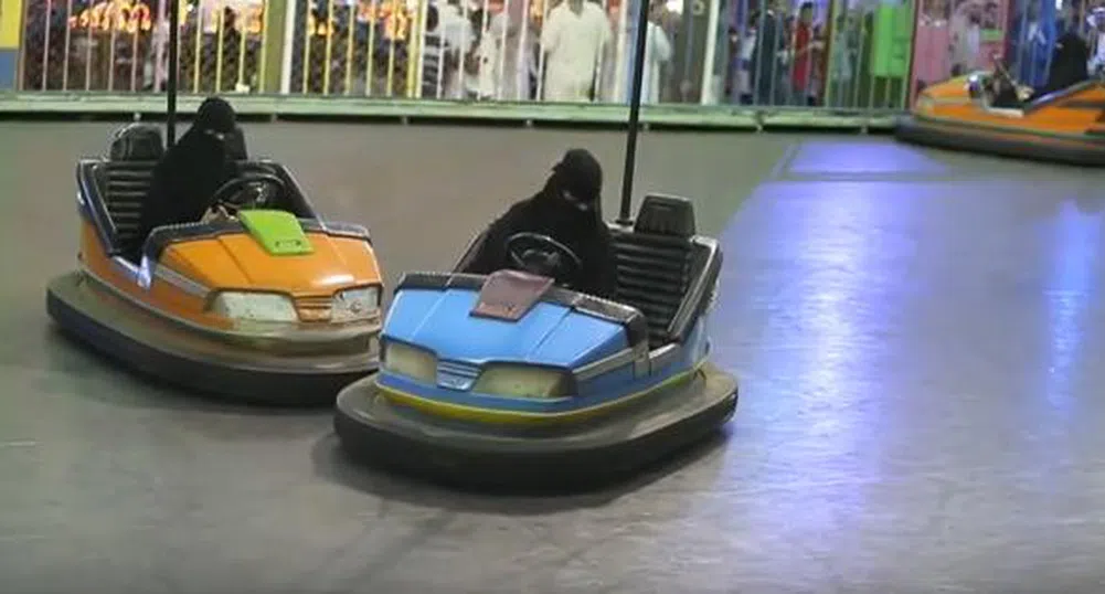 Защо жените в Саудитска Арабия обичат блъскащи колички?