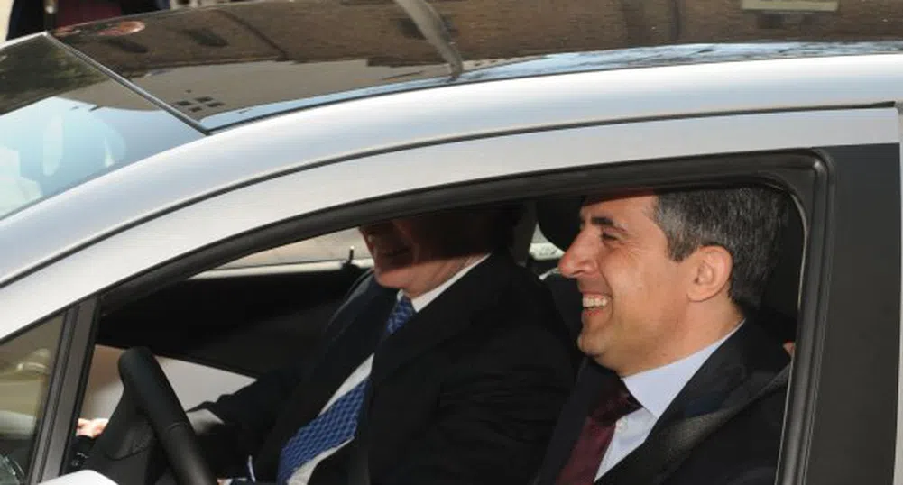 Плевнелиев повози американския посланик на електромобил (видео)