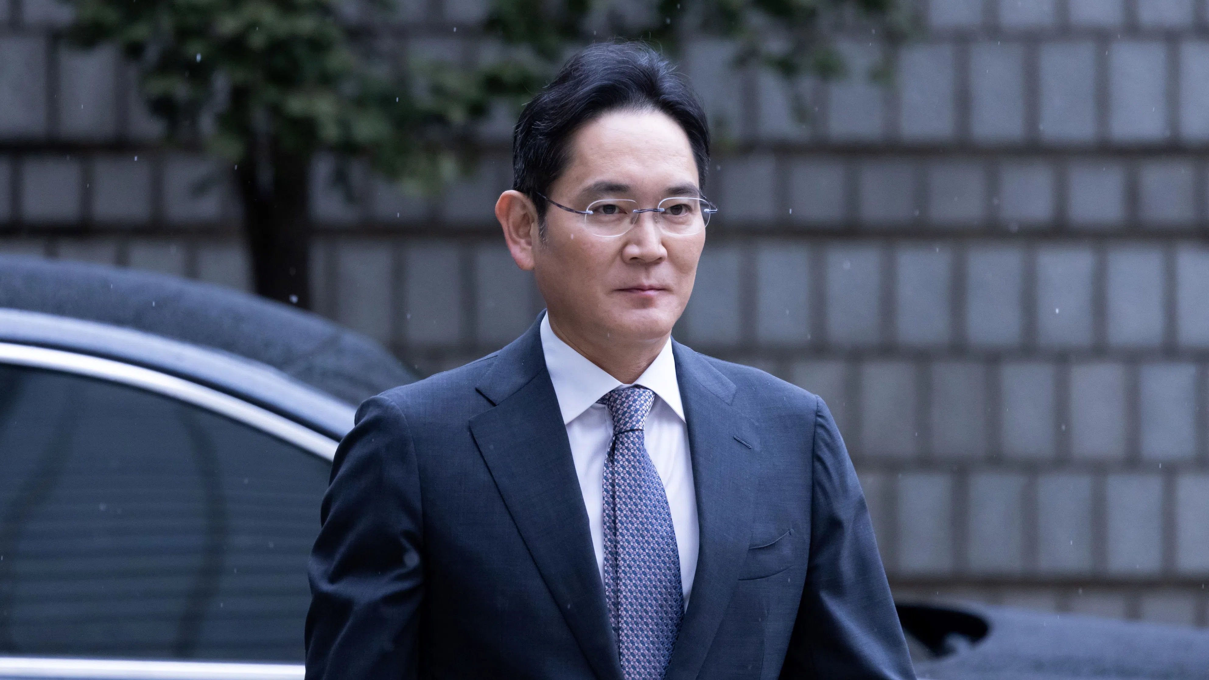 Лий Джей Йонг: Технологичният титан, който управляваше компанията си от затвора