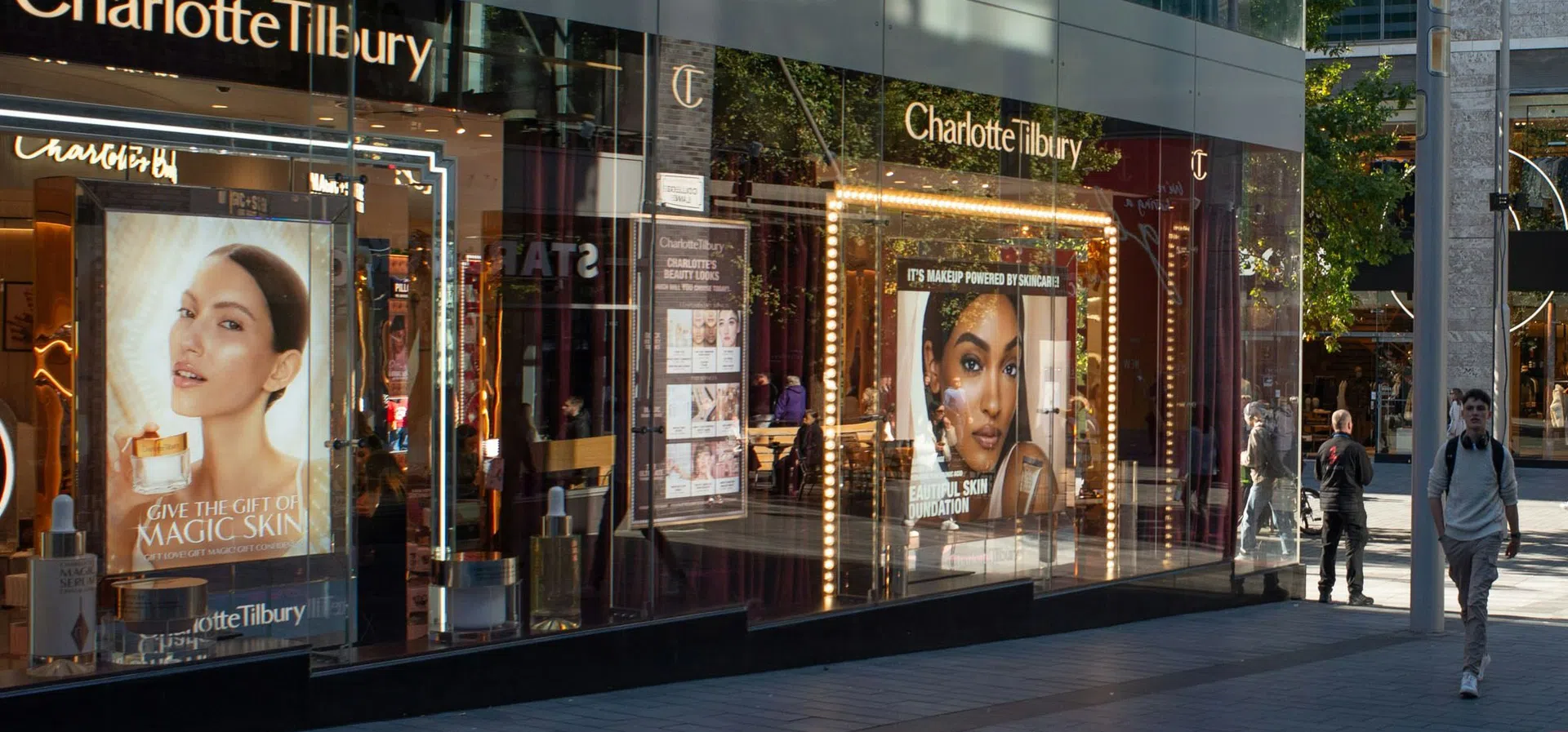 Козметичният гигант Estee Lauder преговаря за сливане с испанската Puig