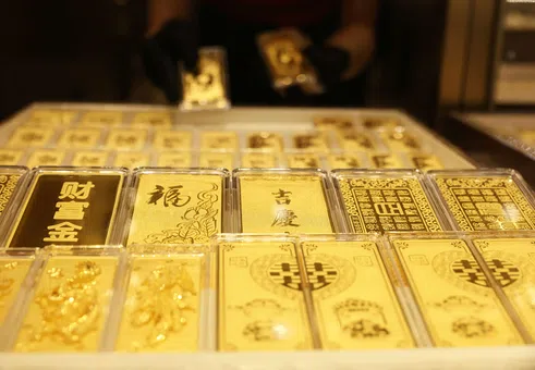 Златото навлиза в мечи режим, но пазарът запазва високите си очаквания