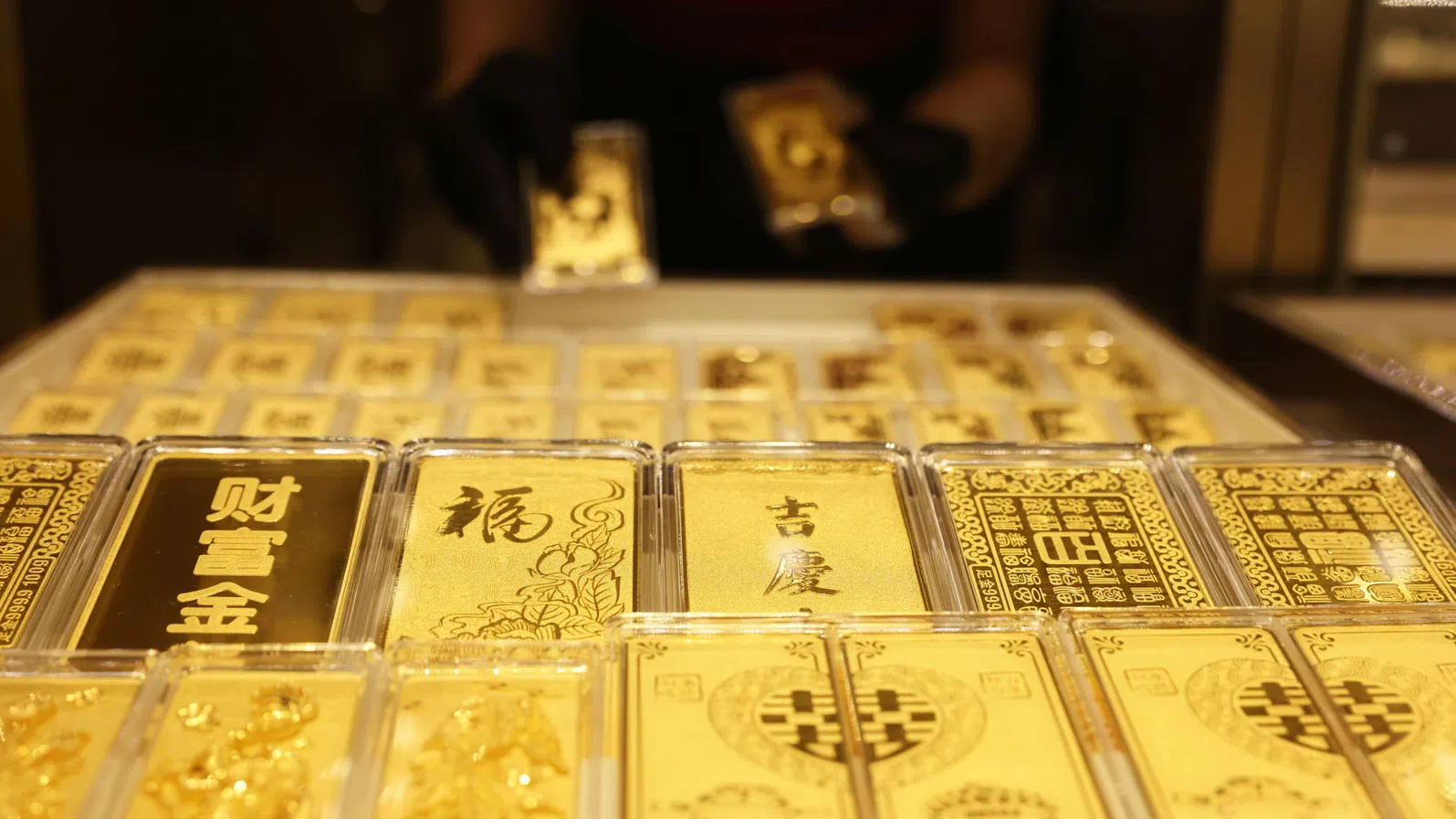 Златото навлиза в мечи режим, но пазарът запазва високите си очаквания