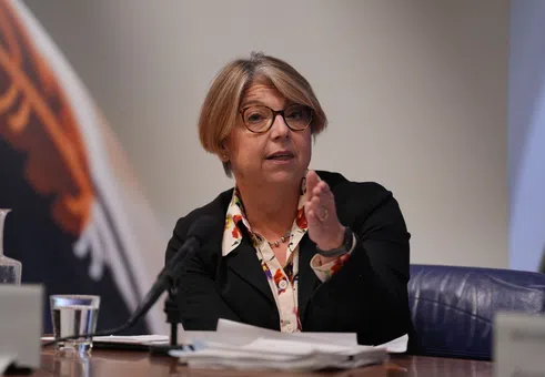 Пазарите са твърде раздути и предстои спад, предупреждава водещ представител на Английската централна банка