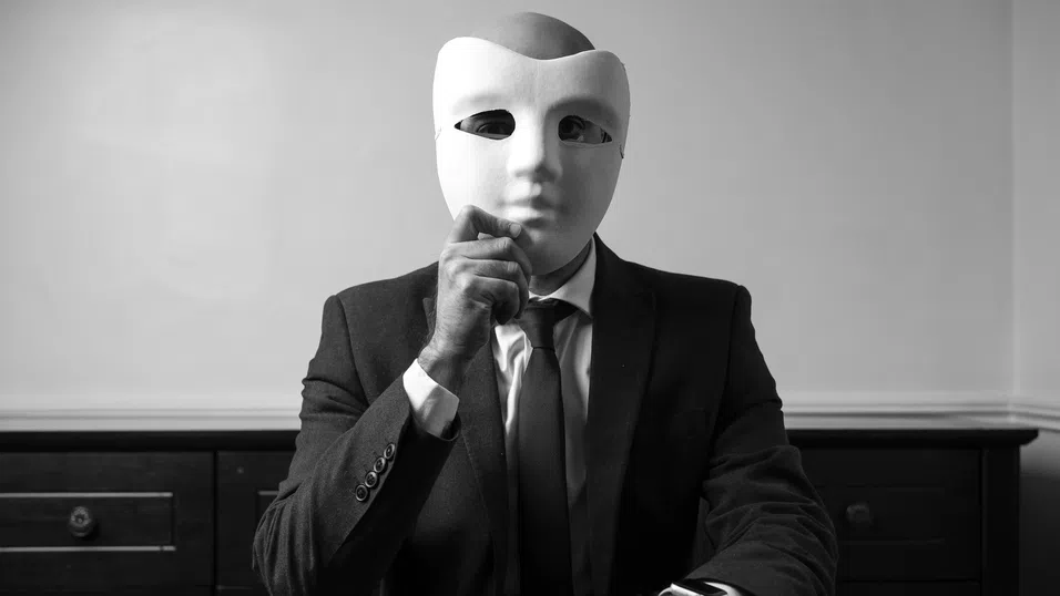 Любимите фрази на манипулаторите, които звучат „мило“, но са опасни