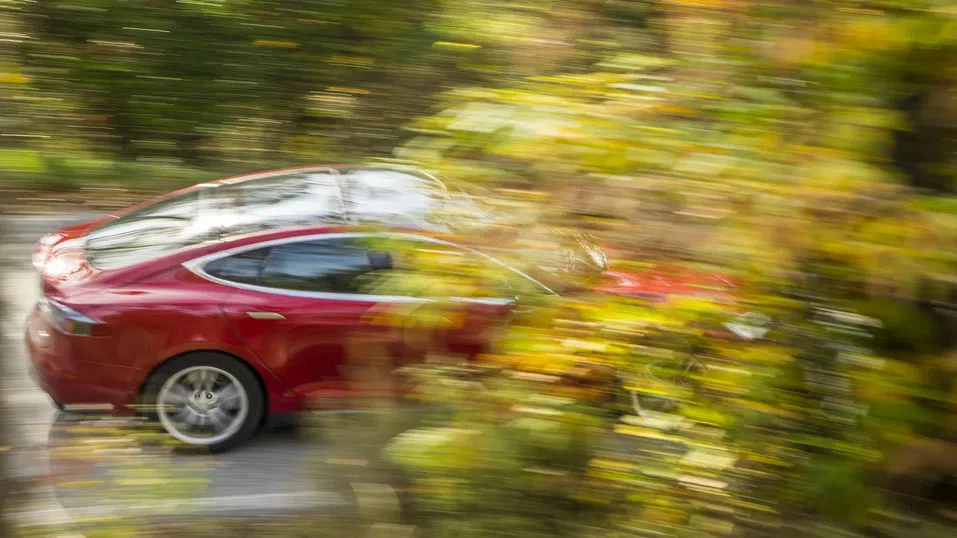 Колата е тиха, но не и стомахът ви: Защо електромобилите причиняват повече гадене от бензиновите