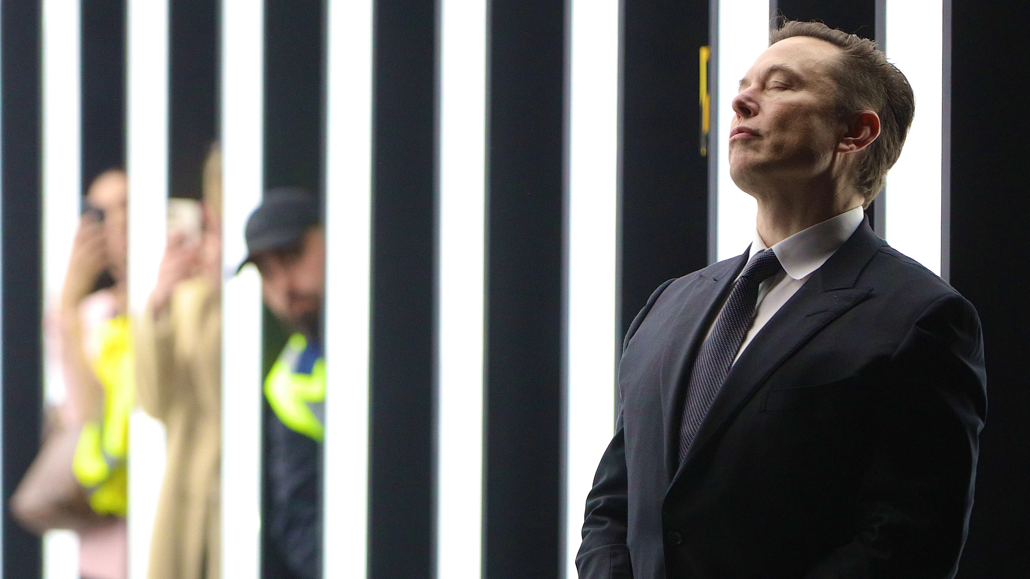 Tesla рискува да загуби Мъск без $1 трилион заплата, призова председателят на борда