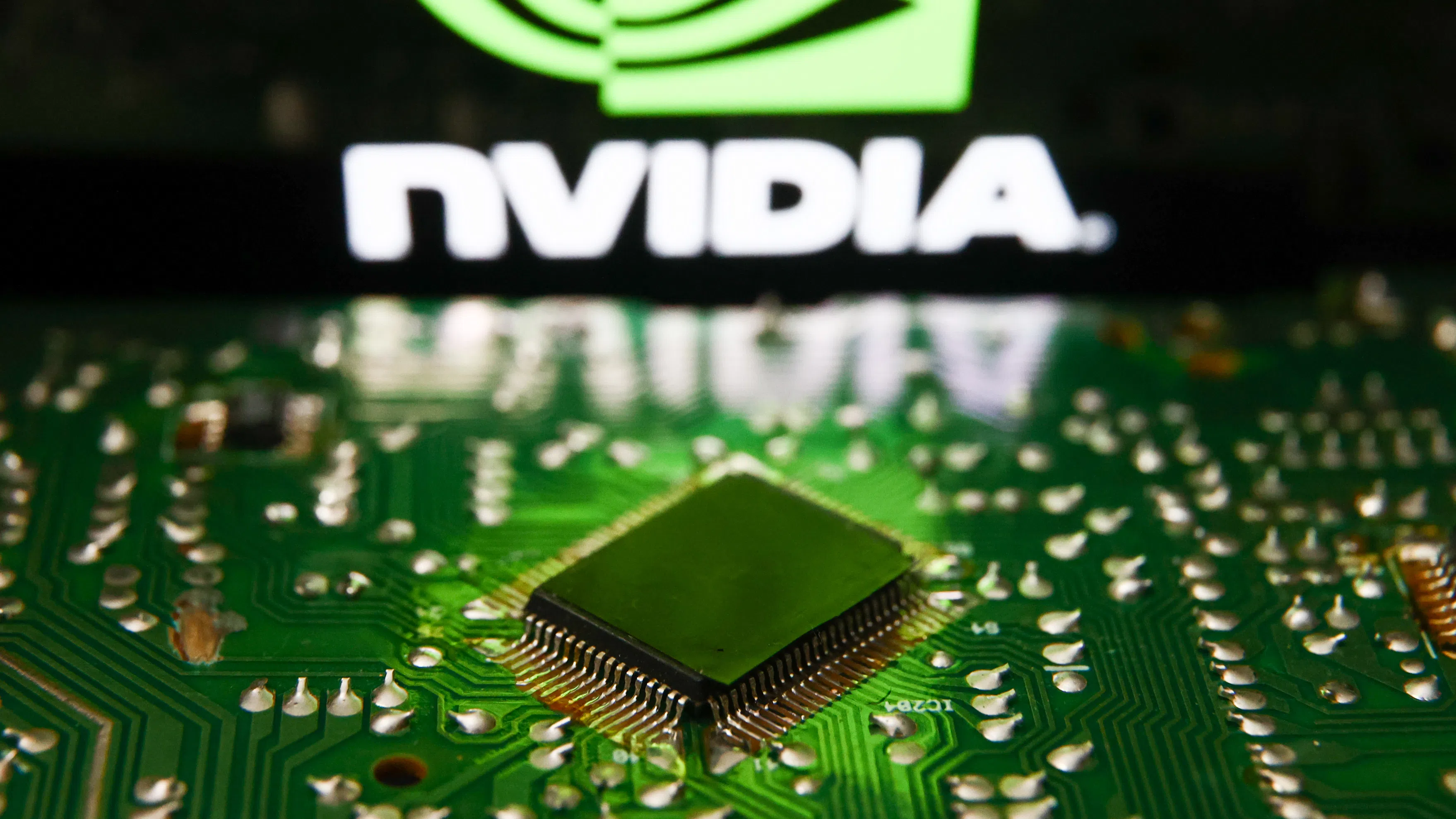 Чипове на Nvidia за 1 млрд. долара са внесени контрабандно в Китай