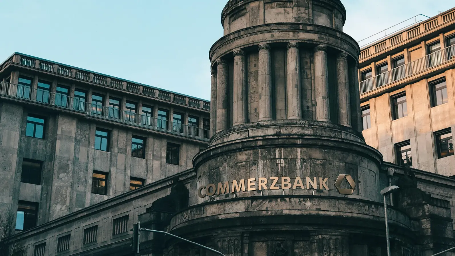 Commerzbank е готова да преговаря за придобиване от UniCredit