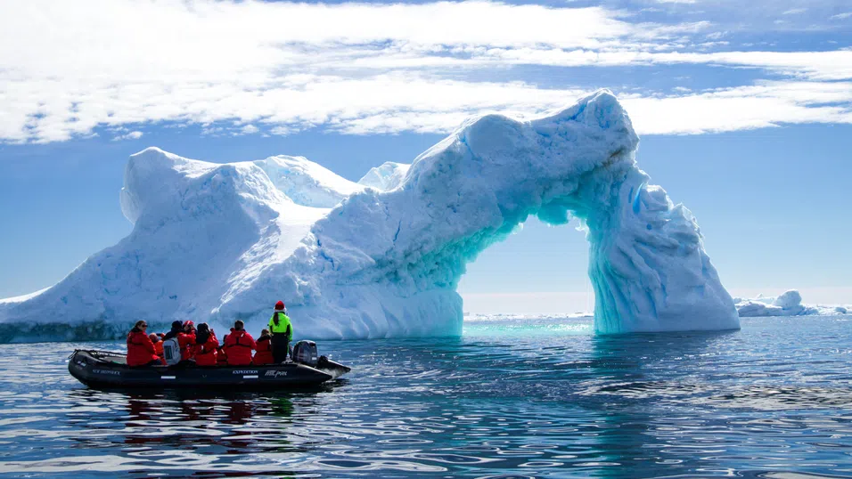 "Един турист може да ускори топенето на 100 тона сняг": Човешкият отпечатък руши Антарктида