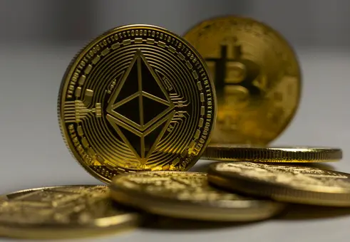 Етер поскъпва по-бързо от биткойн, а „златният кръст“ обещава още преднина