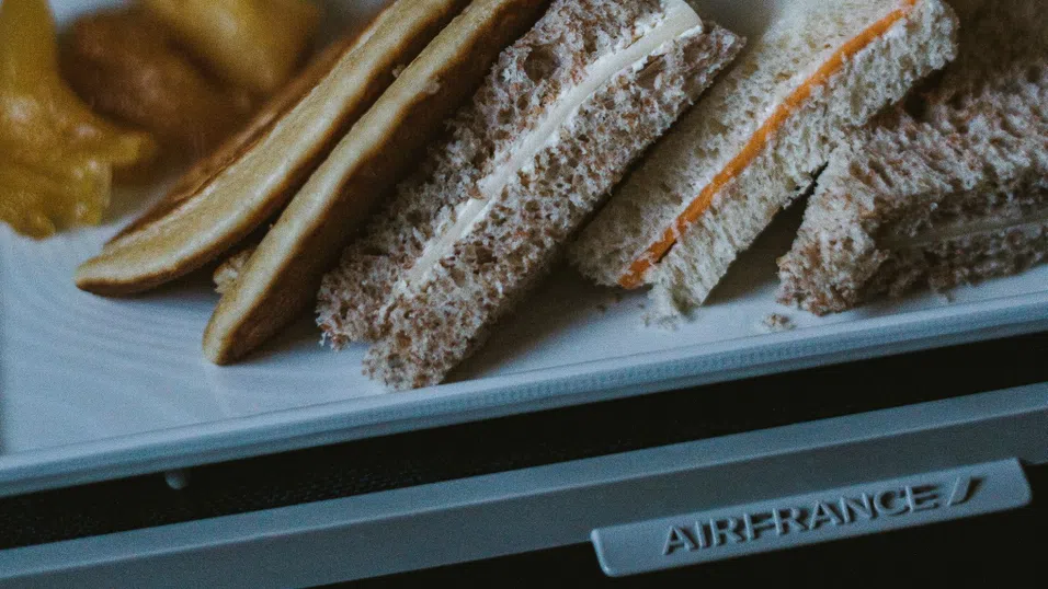 Край с безплатното похапване на борда на Air France