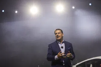 Джим Фарли предупреждава за пореден път, че автоматизацията и AI заплашват да преобърнат работната сила на т.нар. „бели якички“, докато „сините якички“ се борят с безпрецедентен недостиг на кадри