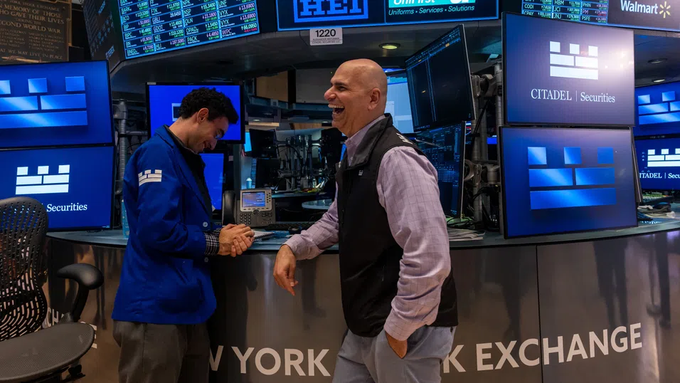 Уолстрийт игнорира геополитиката, записвайки втора поредна седмица на ръст