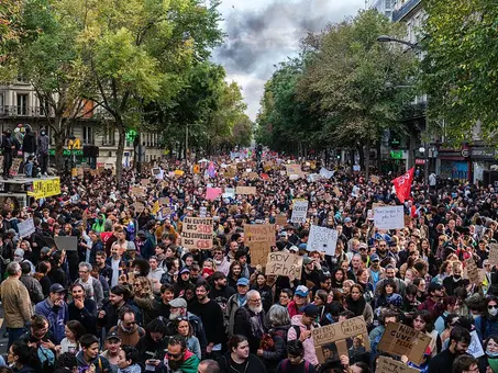 Над 400 000 души протестираха във Франция. Демонстрациите преминаха сравнително спокойно, но не и без сблъсъци