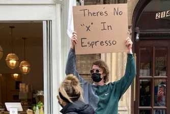 "Пичът с табелата", или как се печелят 7.4 млн. последователи в Instagram