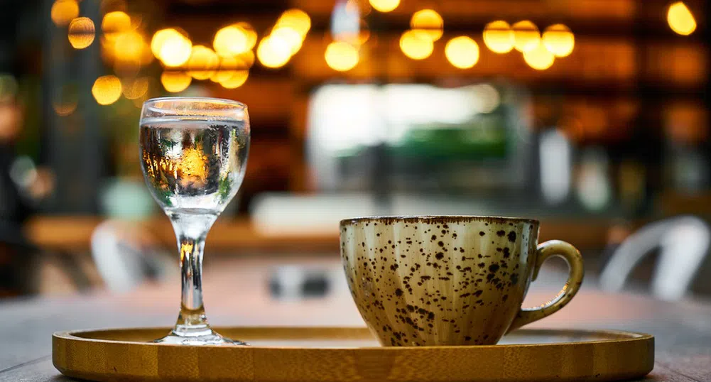 Жената с 3000 чаши кафе