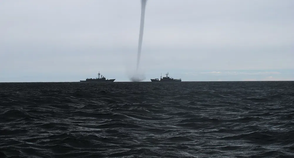 Силни бури на места в страната, воден смерч до Варна (видео и снимки)