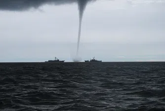 Силни бури на места в страната, воден смерч до Варна (видео и снимки)