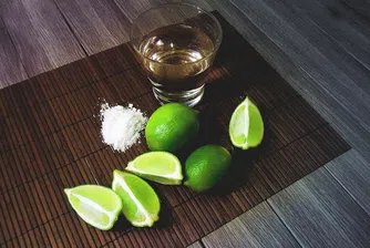 Скалата подари текила на 101-годишна фенка (снимки)