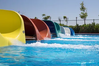 Жена се заклещи във водна пързалка на круиз, висяща над морето (видео)