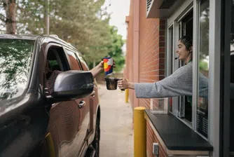 Starbucks в Калифорния вече предлага кафето в чаши за многократна употреба