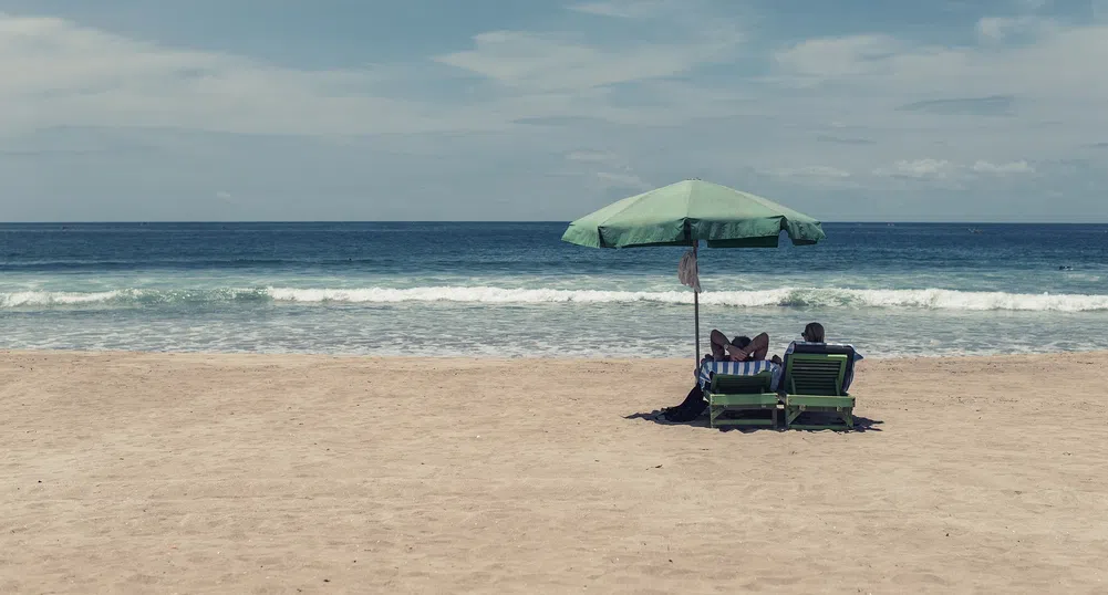 Безплатна сянка: Туристи си разменят касови бележки за чадъри и шезлонги