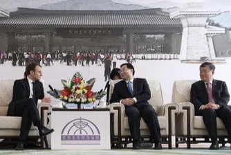 Макрон печели благоволението на Пекин с внушителен подарък