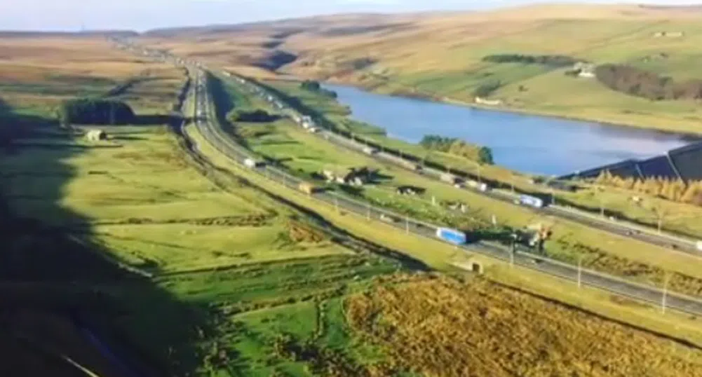 Stott Hall - фермата, която разделя натоварена магистрала на две