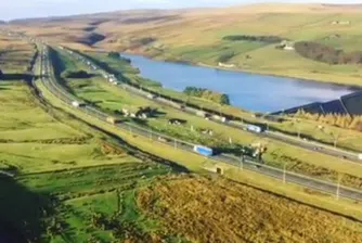 Stott Hall - фермата, която разделя натоварена магистрала на две