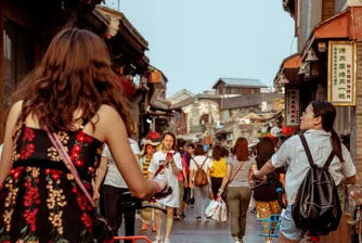 Китай обмисля забрана на облекло, което „наранява чувствата“ на нацията