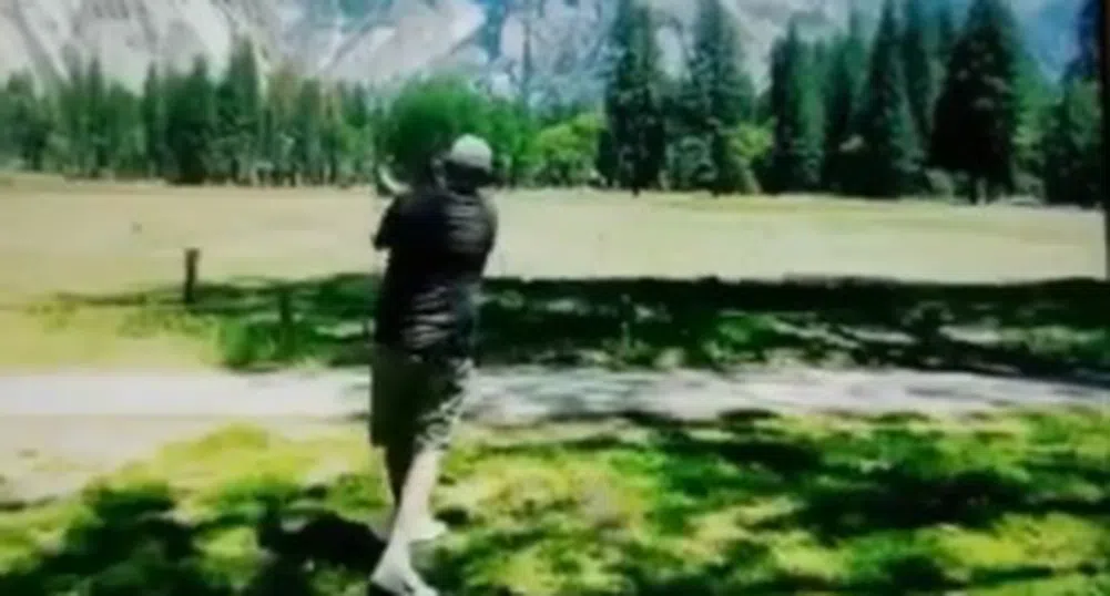 Уволниха шеф, играл голф на защитена ливада