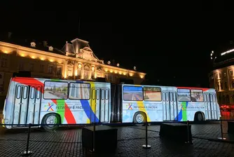 Прожекция върху стар Икарус показа как се променят градовете ни