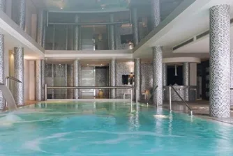 Хотел изисква два отрицателни теста за COVID-19 преди настаняване